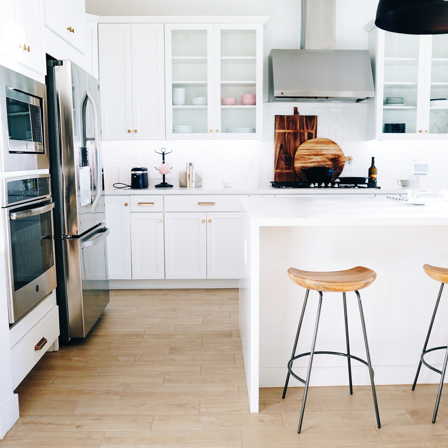 Meubles de cuisines classiques blancs Espagne. Photo Josh Hemsley.